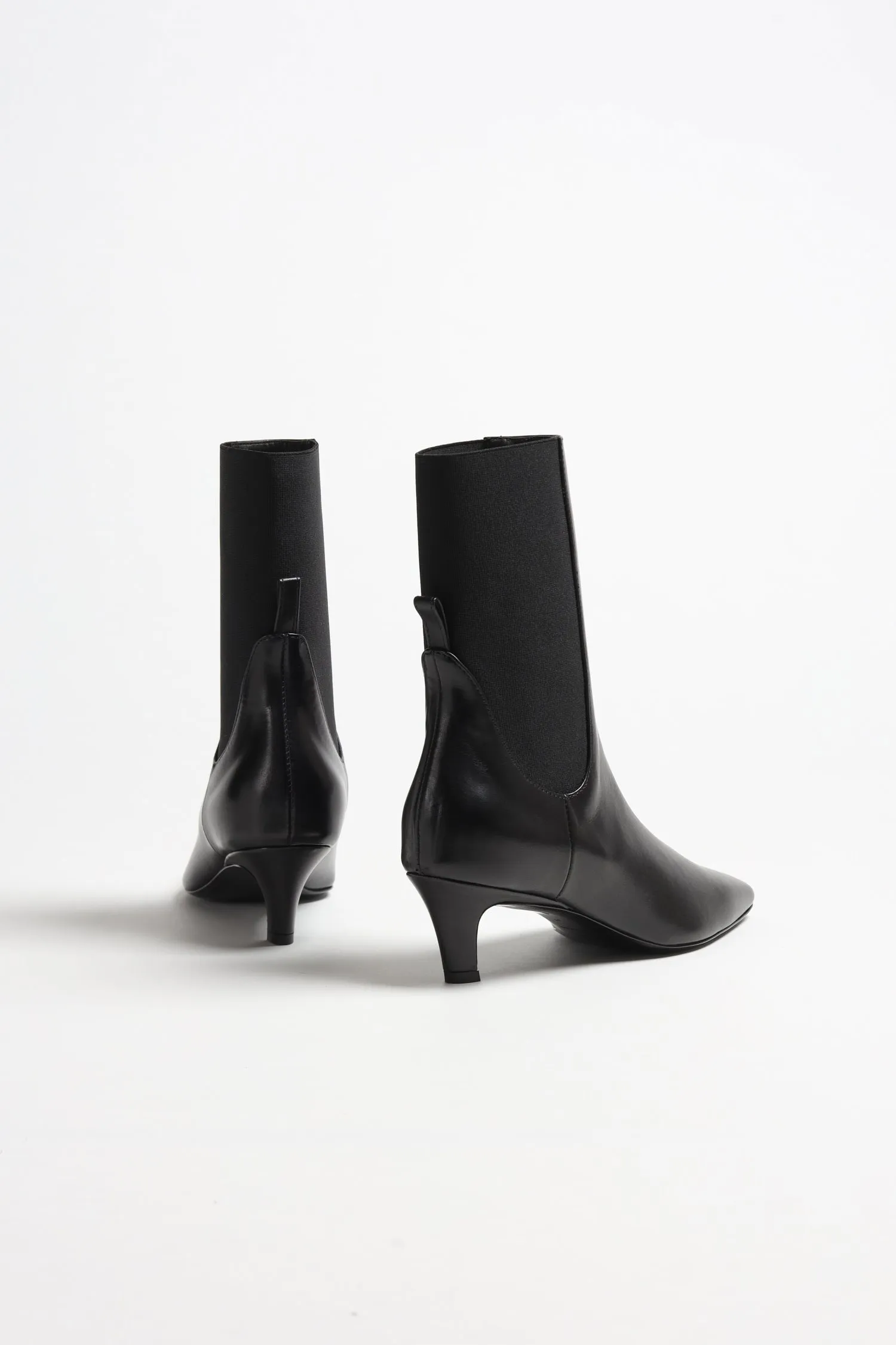 Boots The Mid Heel in Schwarz