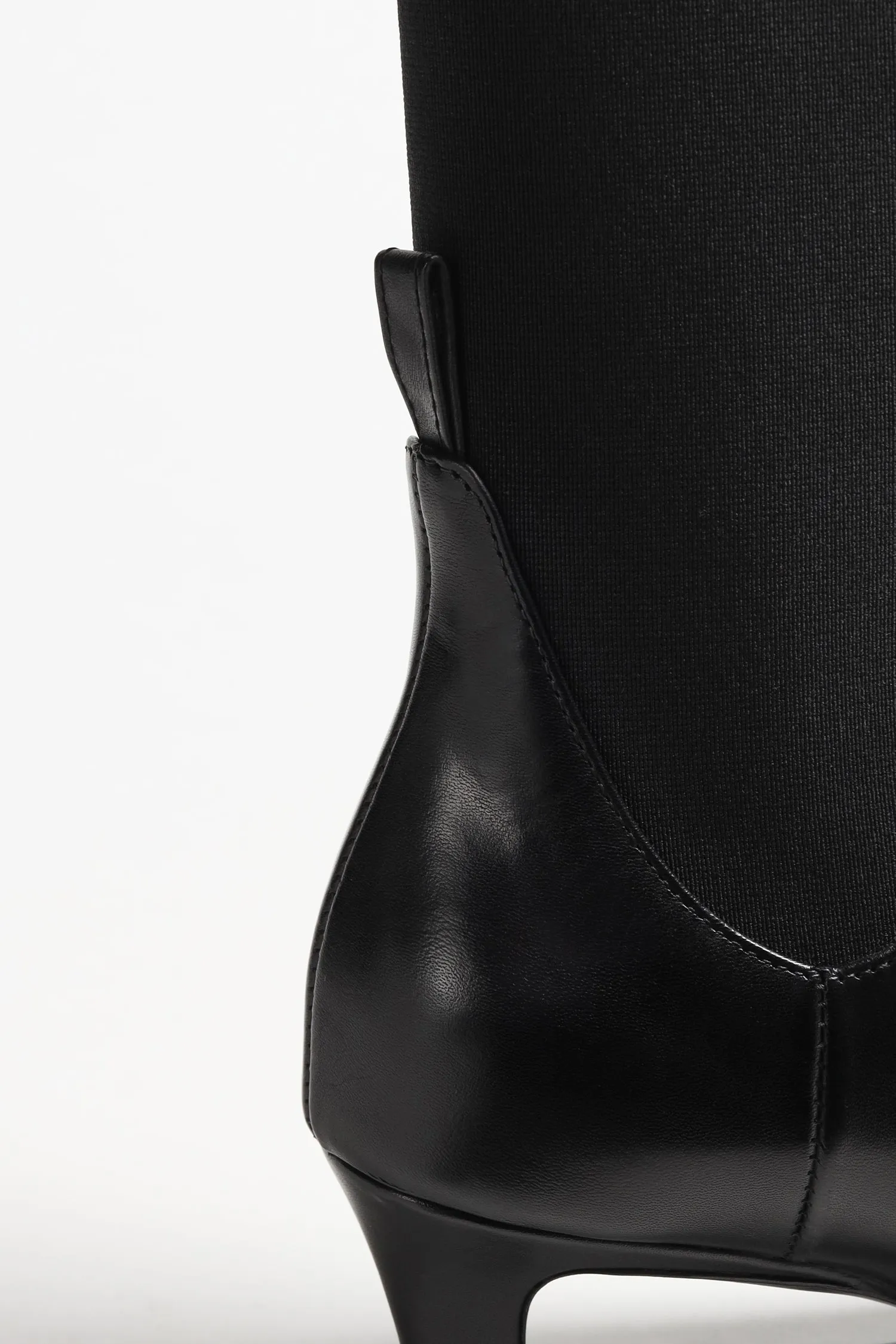 Boots The Mid Heel in Schwarz