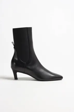 Boots The Mid Heel in Schwarz